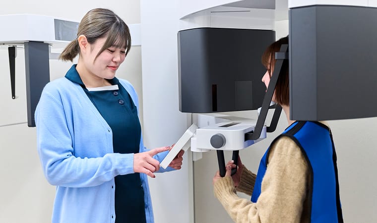 歯科用CTで検査をする様子