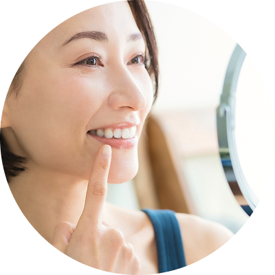 歯並びチェックをする成人女性