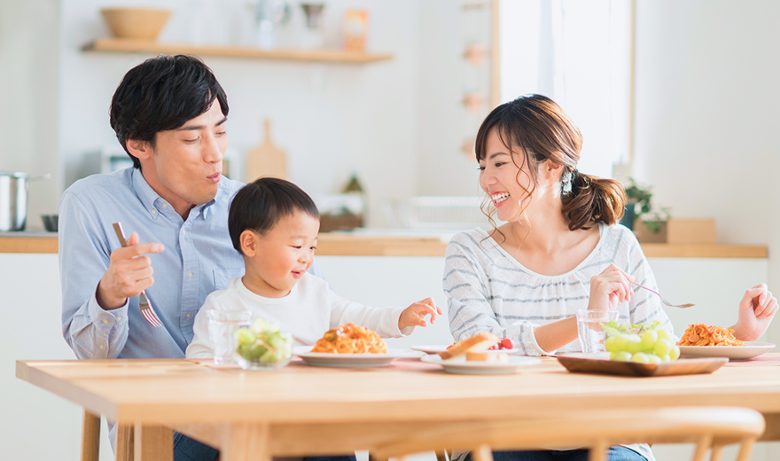 家族で食事をする写真