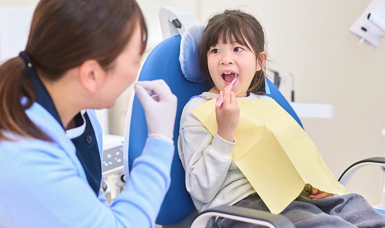 子供の診察をする様子
