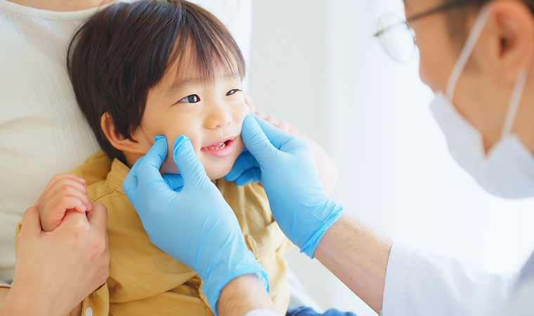 子供の診察をする様子