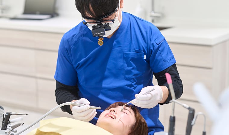 医療用ルーペをかけた医師と患者