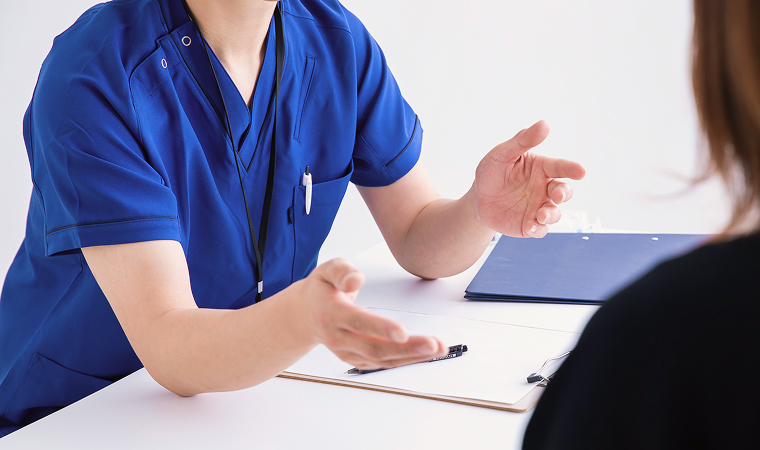 患者さんに丁寧に説明する医師の様子