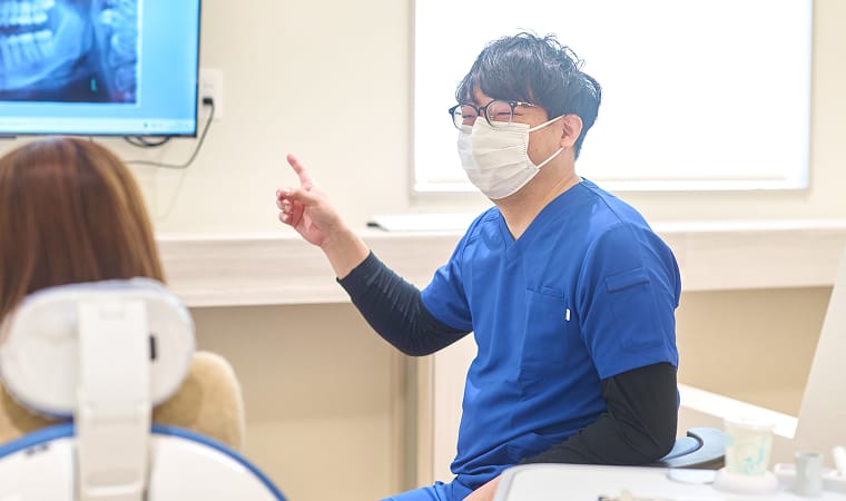 治療内容を説明する歯医者の写真