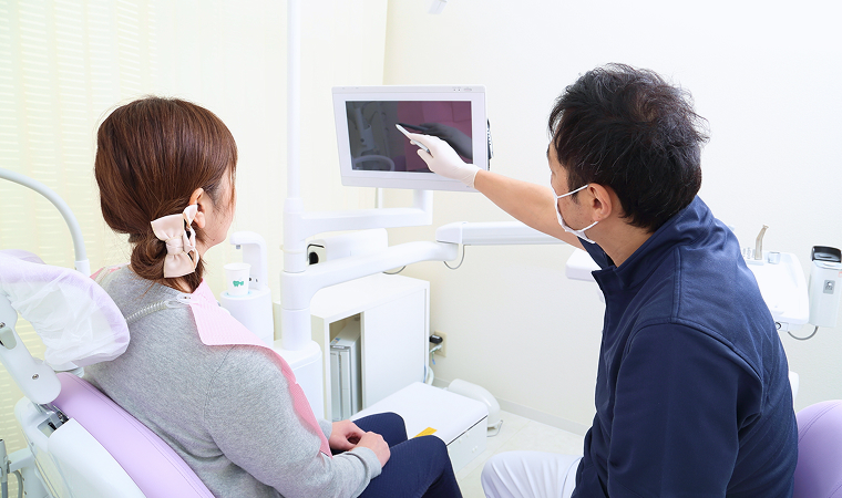 治療内容を説明する歯医者の写真