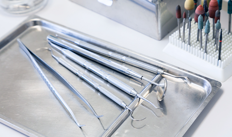 歯医者の治療器具の写真