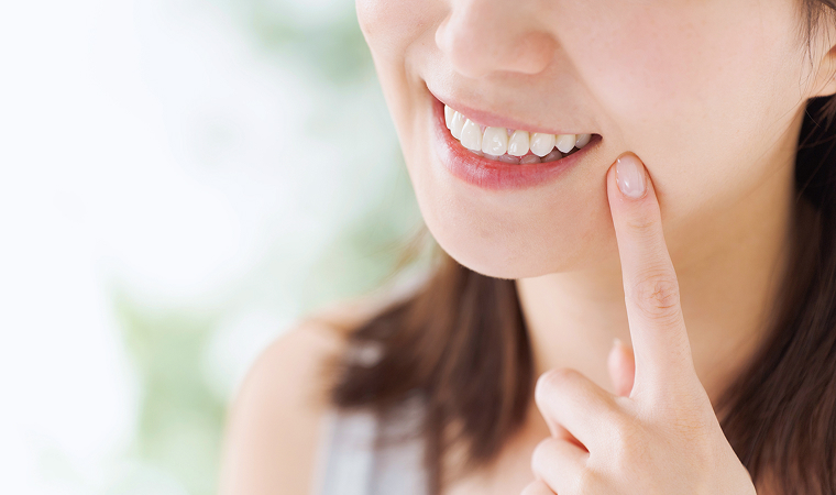 歯並びを確認する女性