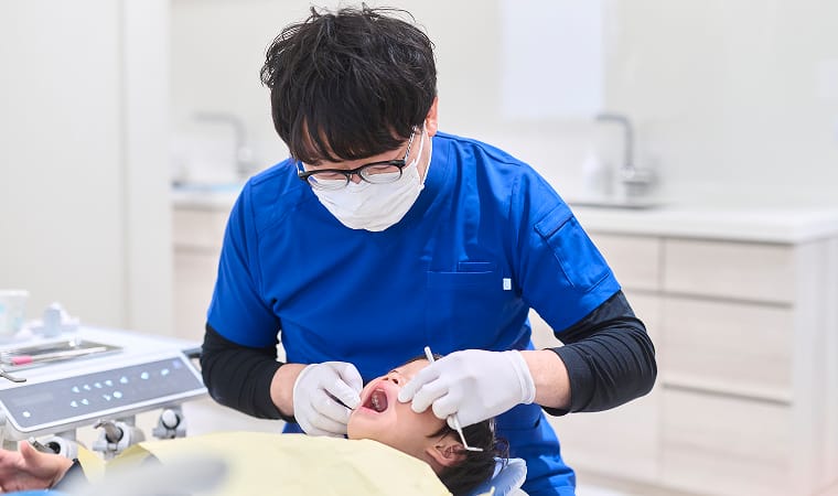 子供の治療をする歯科医