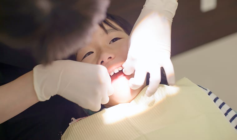 子供の歯の治療をする様子