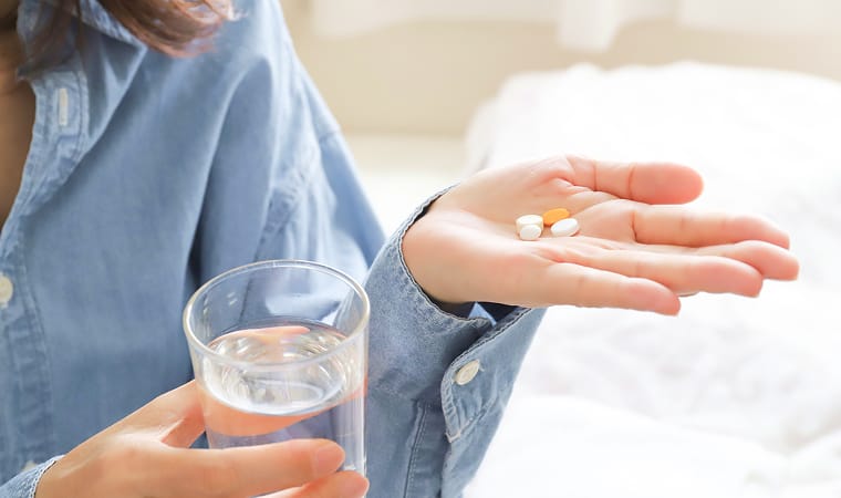 内服薬を飲む女性