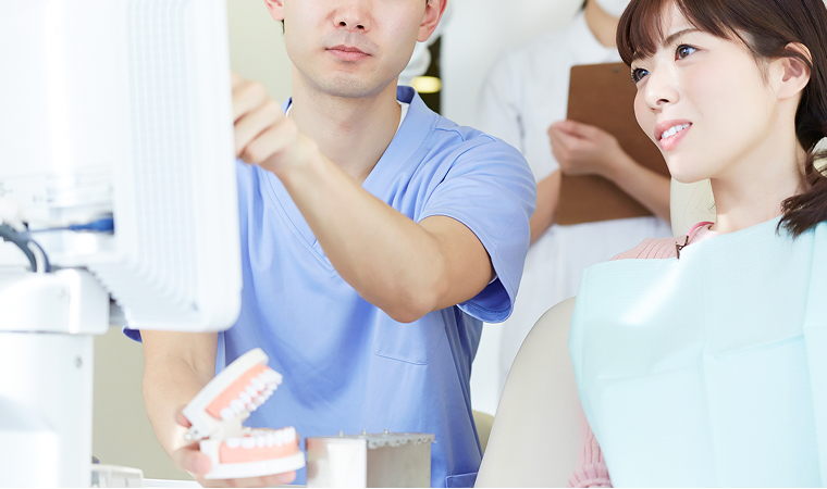 説明している歯科医