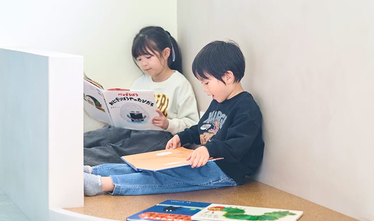 待合室で待つ子供