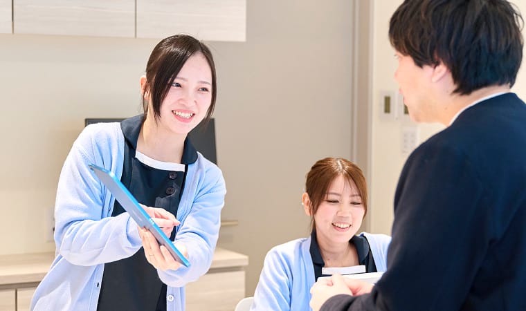 治療内容を説明するスタッフ